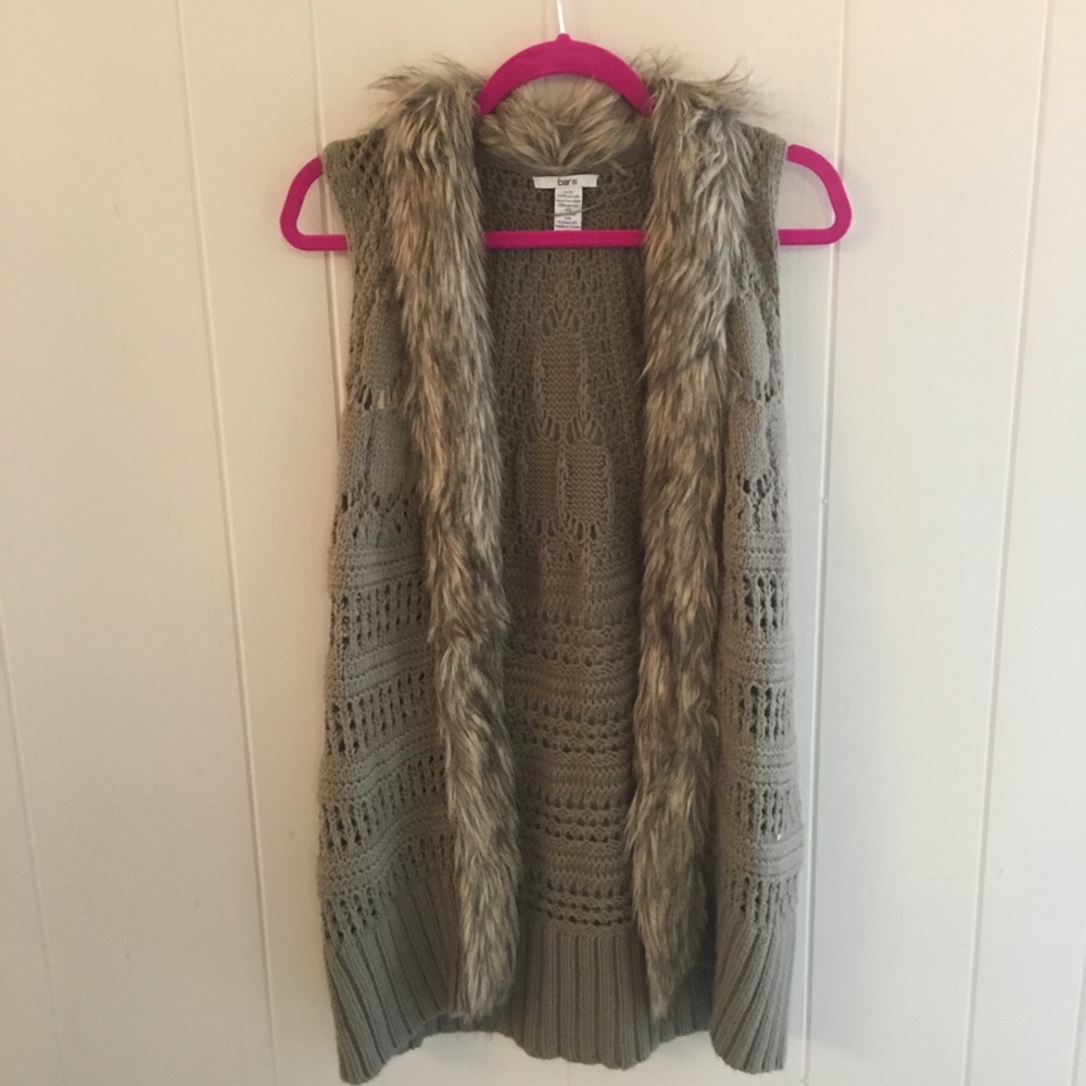 Faux fur sweeping sweater vest